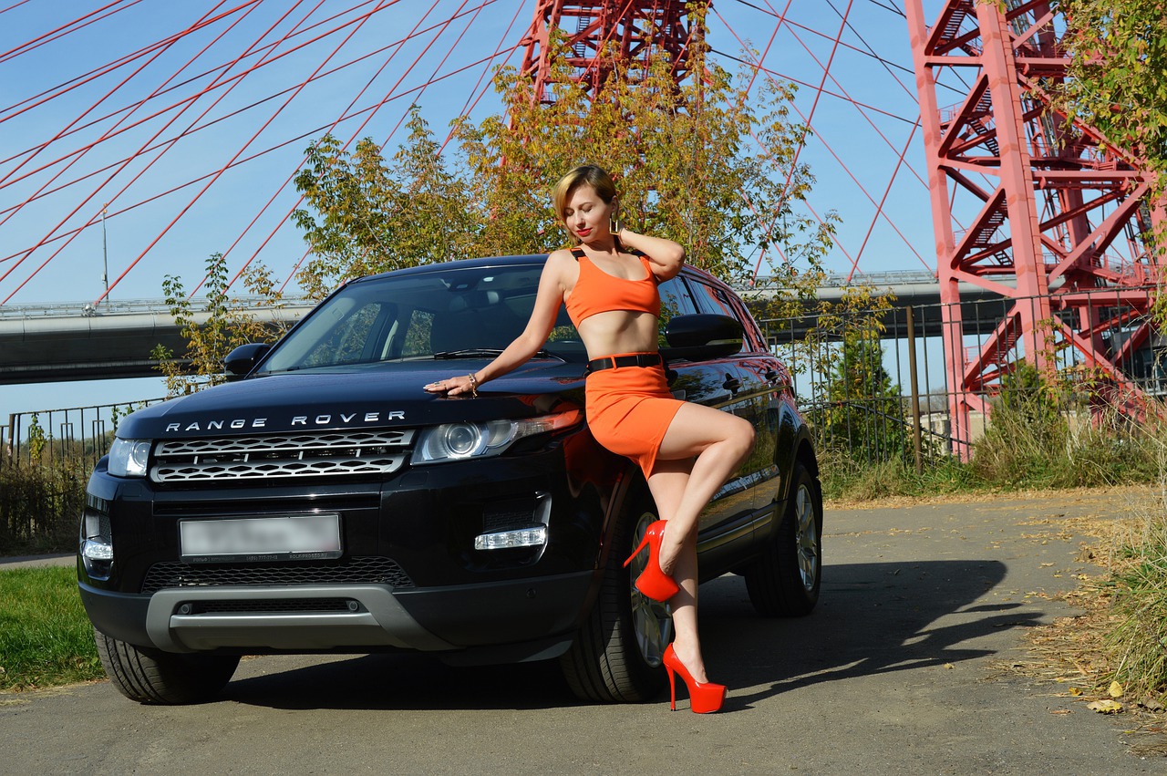 Range Rover Evoque с девушкой